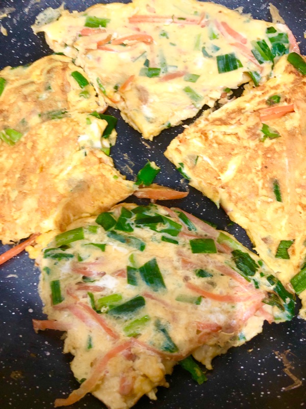 ニラとニンジンの卵焼きを撮った写真
