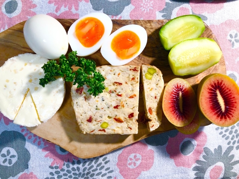 燻製たまごと鶏パテとチーズの盛り合わせを撮った写真