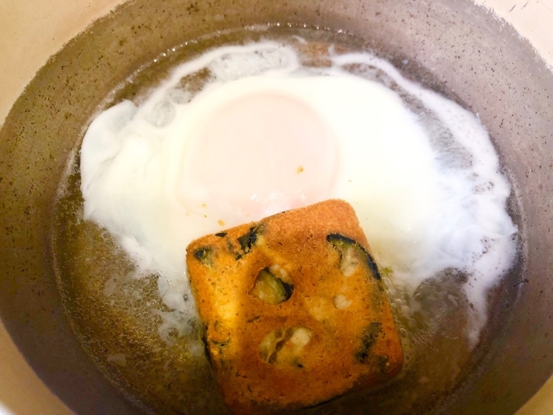 卵とフリーズドライの味噌汁を入れて撮った写真