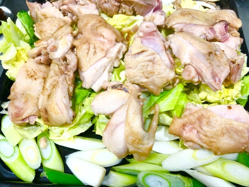 キャベツに鶏肉をのせて撮った写真