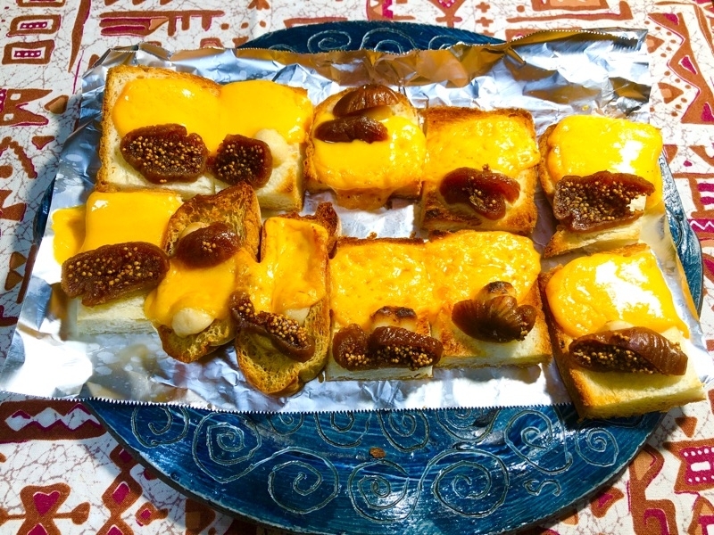 パンのイチジクチーズ焼きを撮った写真