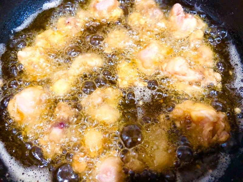 鶏のなんこつを揚げるところを撮った写真