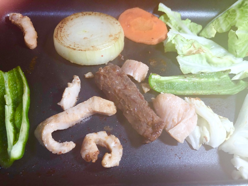 ホットプレートで焼くところを撮った写真