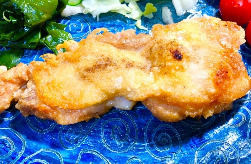 鶏の揚げ焼きを撮った写真