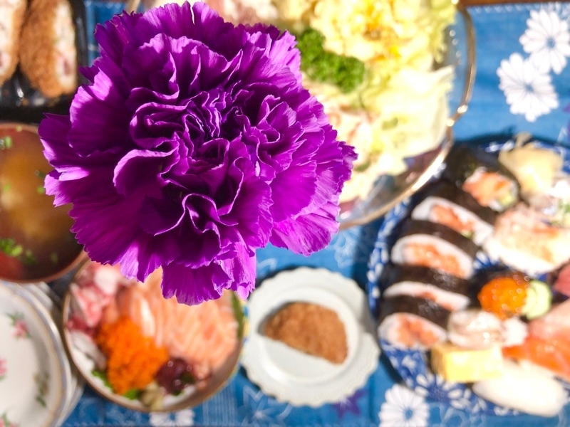 カーネーションのある夕食を撮った写真
