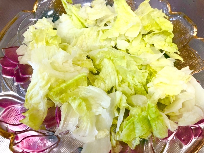 ちぎったレタスを撮った写真