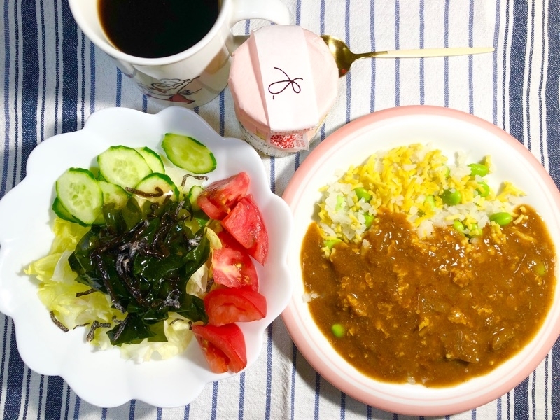 低糖質プリンとカレーの昼食を撮った写真