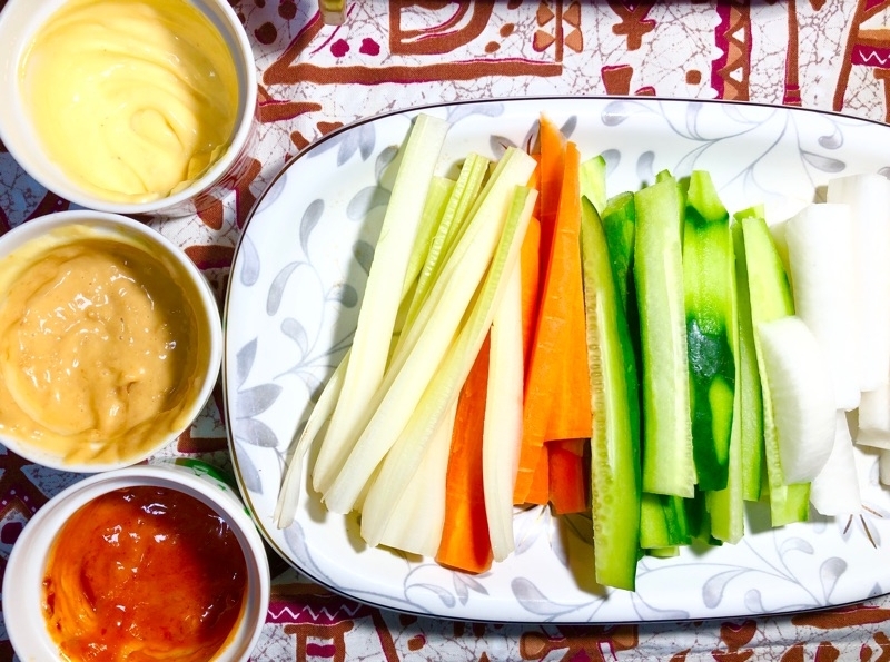 野菜スティックとディップソースを撮った写真