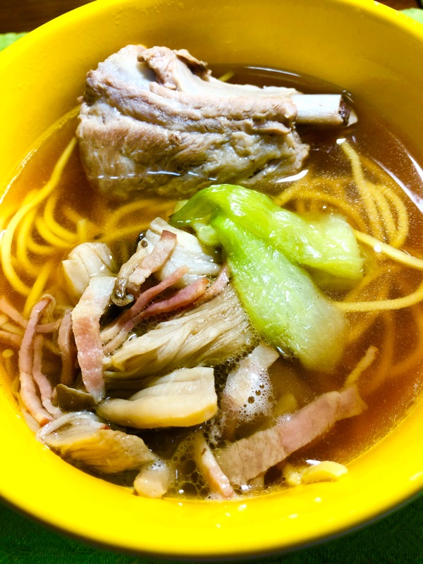 スペアリブとキノコの低糖質ラーメンを撮った写真