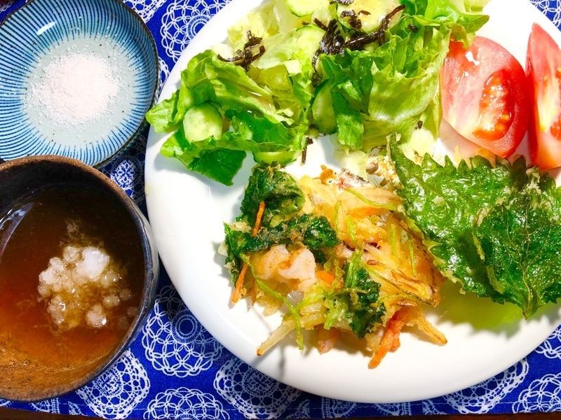 お出汁とかき揚げを撮った写真