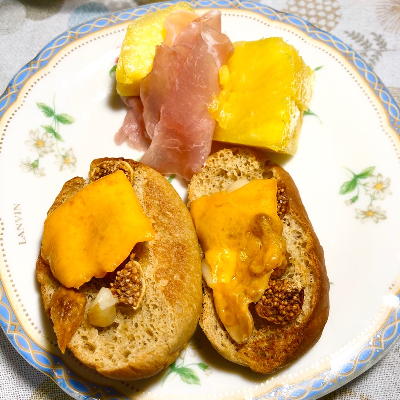 ブランパンのチーズナッツトーストを撮った写真