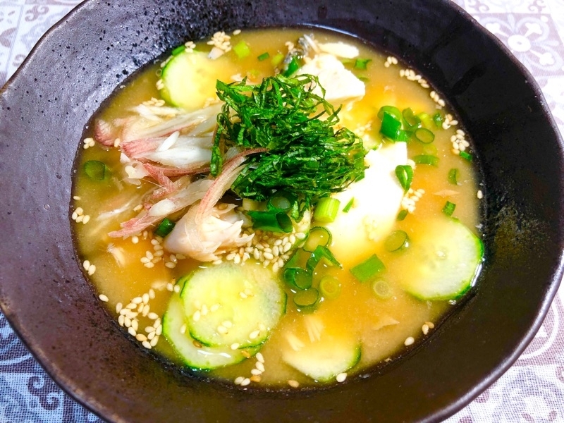 薬味いっぱいの冷汁をよそって撮った写真