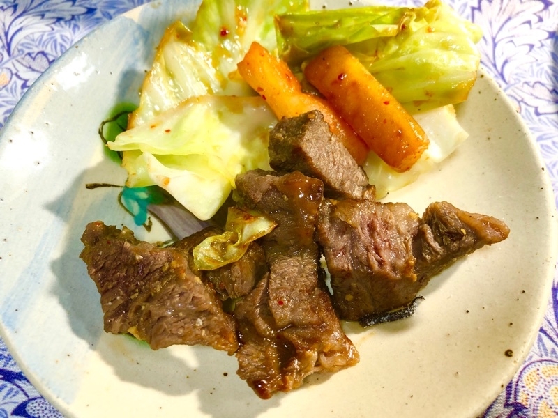 サイコロステーキと焼きキャベツを取り分けて撮った写真