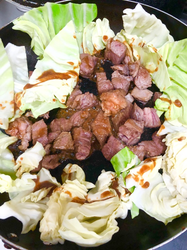 サイコロステーキとキャベツを撮った写真