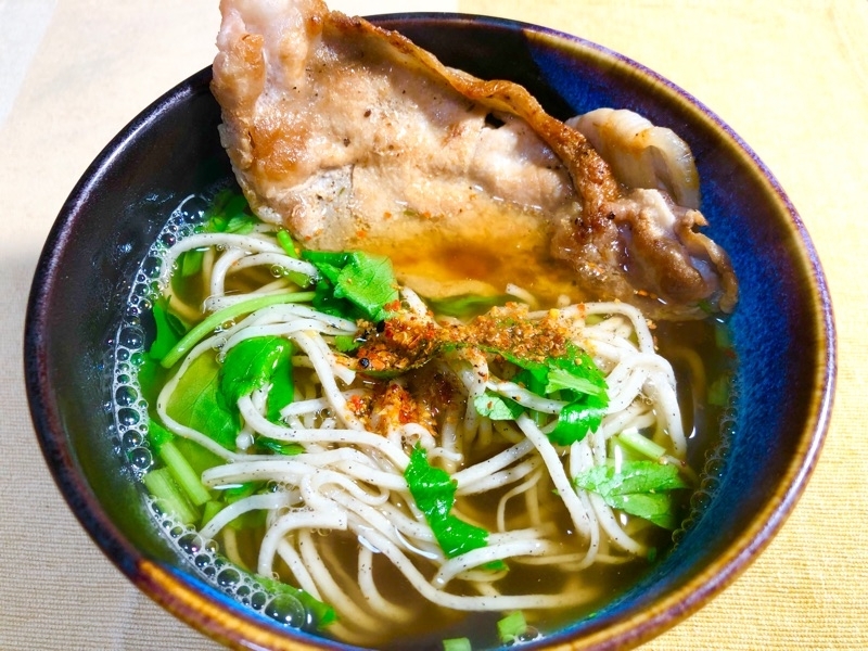 豚ロースの重ね焼き低糖質そばを撮った写真