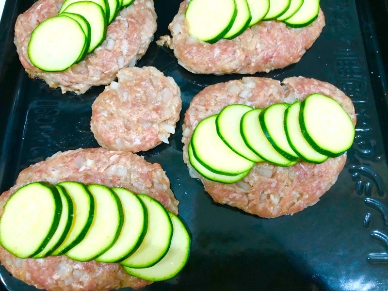 ハンバーグにズッキーニをのせて撮った写真