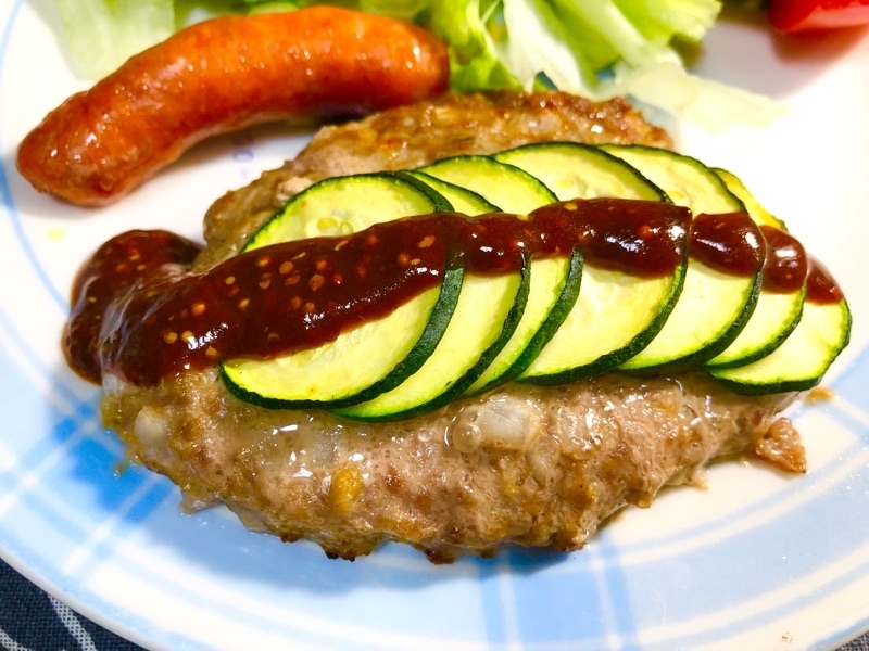 ズッキーニハンバーグに赤ワインソースをかけて撮った写真