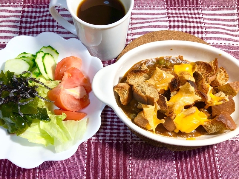 ブランパンのカレーチーズ焼きの昼食を撮った写真
