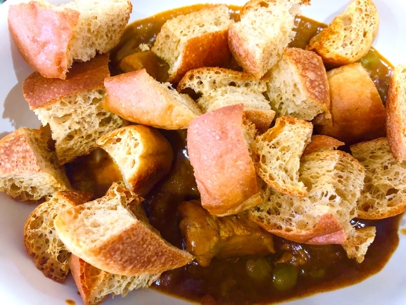 カレーにブランパンをのせて撮った写真