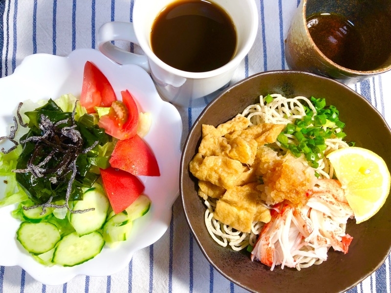 低糖質そばとワカメサラダの昼食を撮った写真