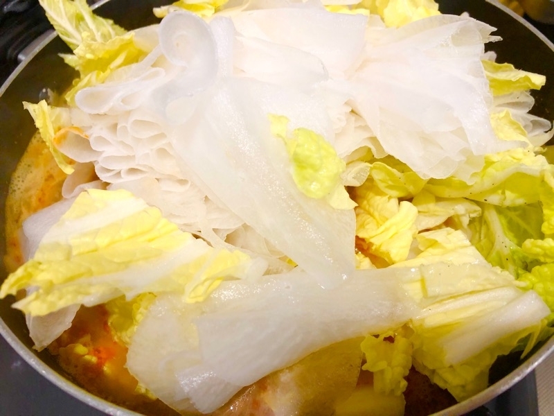 ごま坦々鍋つゆスープに大根スライスを入れて撮った写真