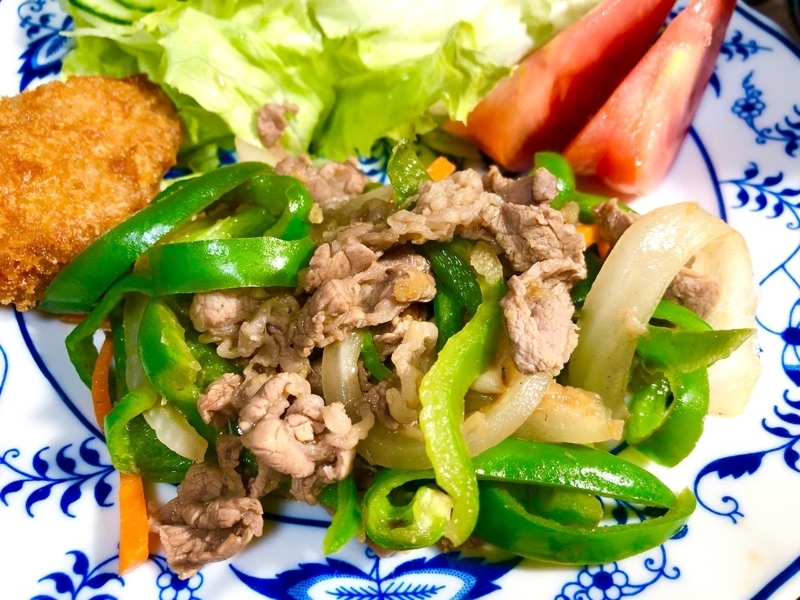 牛肉の炒めものを盛りつけて撮った写真