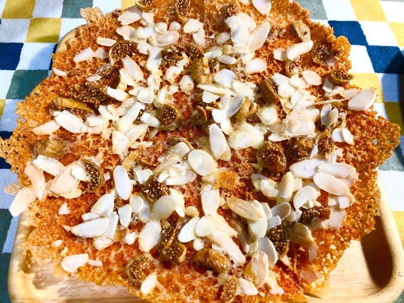 ナッツと干しイチジクの焼きチーズを撮った写真