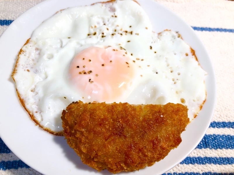 メンチカツと目玉焼きを撮った写真