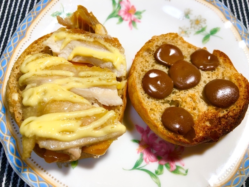 ブランパンのチキントーストとチョコトーストを撮った写真