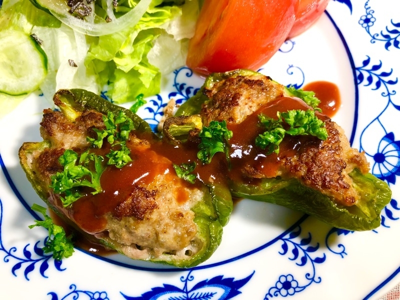 ピーマン肉詰めにソースをかけて撮った写真