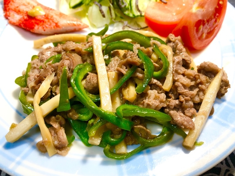 牛肉のチンジャオロースを盛りつけて撮った写真