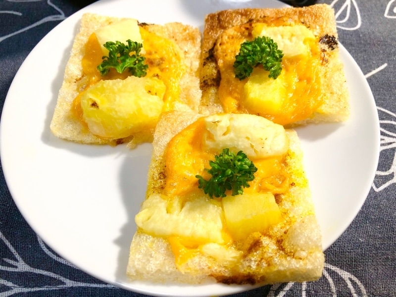 松山あげのパインチーズ焼きを取り分けて撮った写真