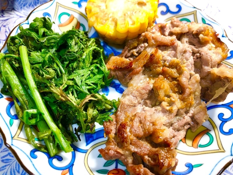 牛肉のニンニク味噌マヨ焼きを取り分けて撮った写真