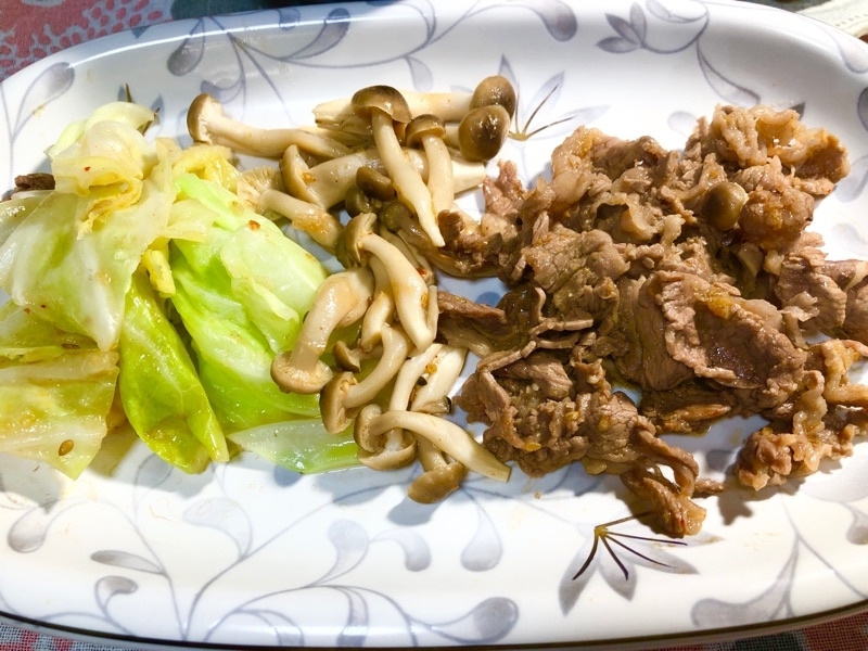 焼肉風の牛バラ肉とキャベツ焼きを盛りつけて撮った写真