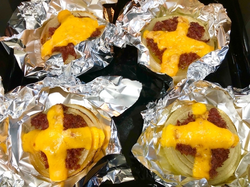 コーンビーフチーズの焼き玉ねぎを焼いて撮った写真