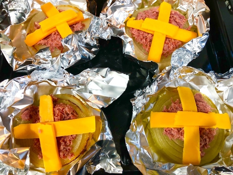 コーンビーフチーズの焼き玉ねぎをオーブンに入れるところを撮った写真