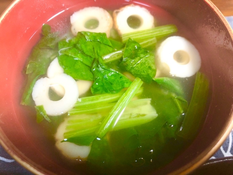 ほうれん草と竹輪の味噌汁を撮った写真