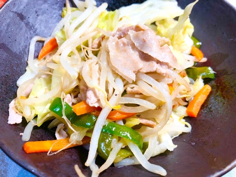 肉野菜炒めをよそって撮った写真