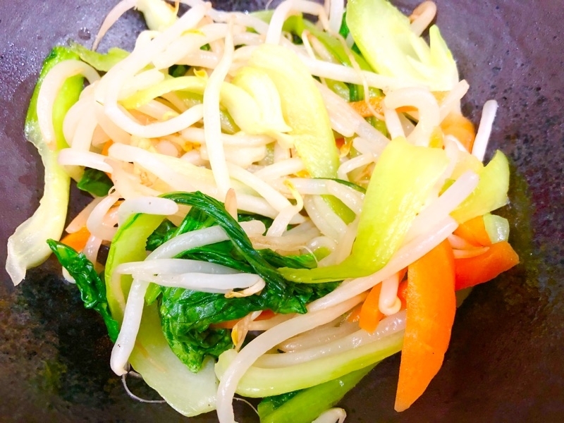 野菜炒めを盛りつけて撮った写真