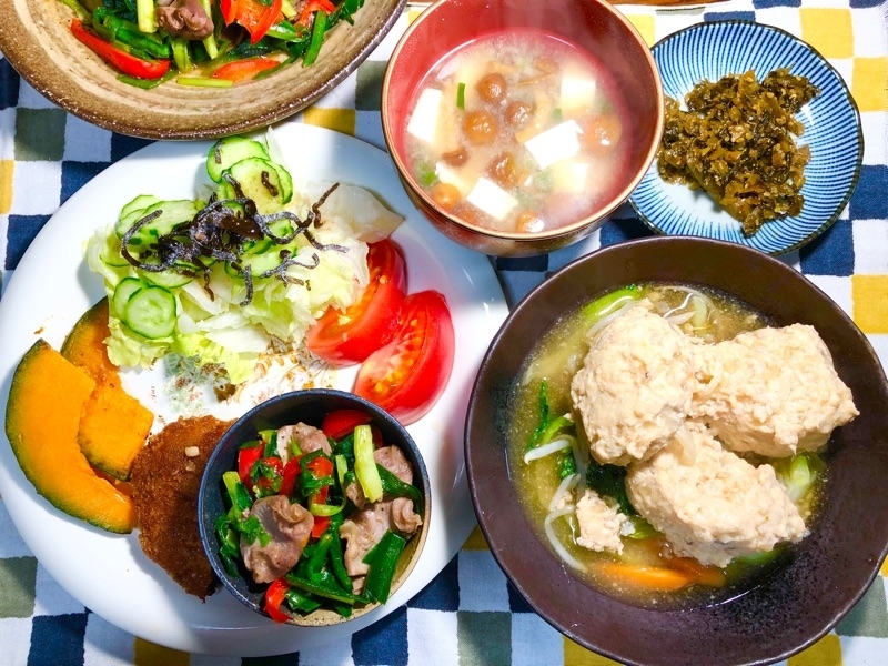 鶏つくねと鶏の砂肝料理の夕食を撮った写真