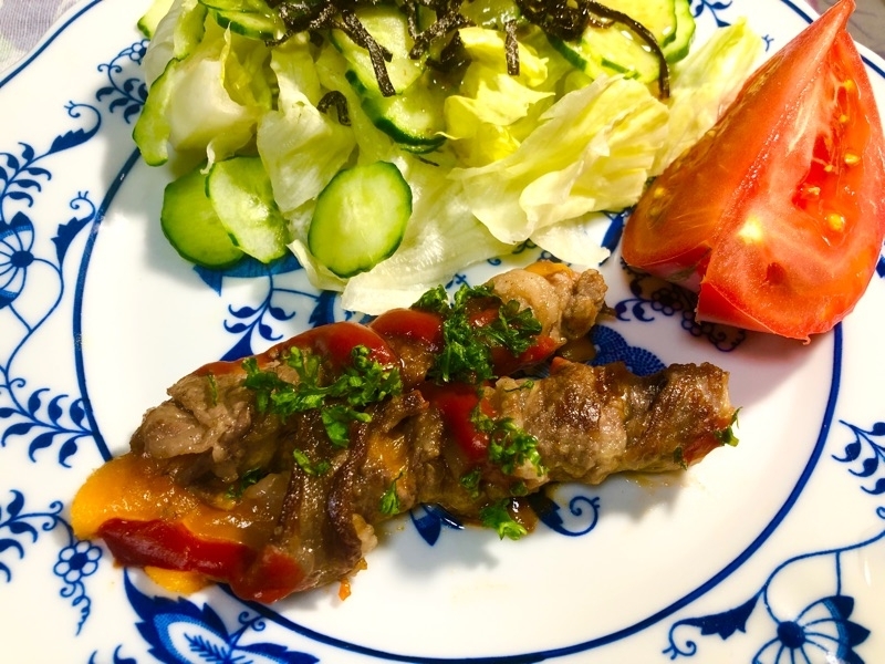 チェダーチーズの牛肉巻を取り分けて撮った写真