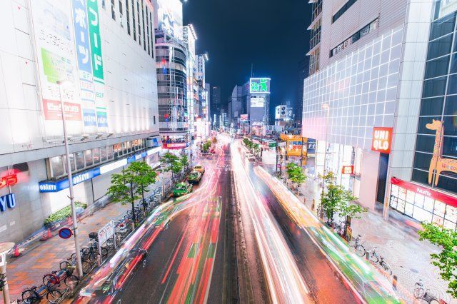 夜行バスが走る東京の様子