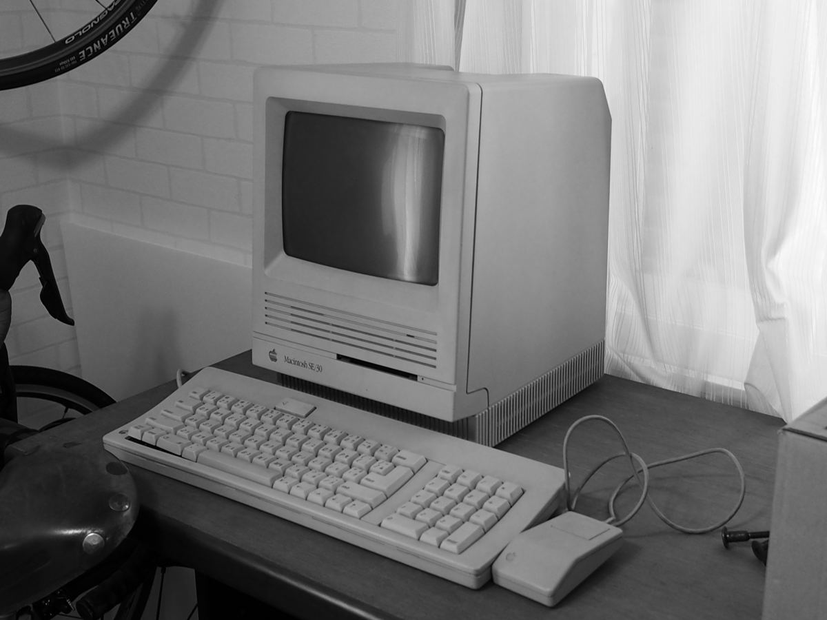 改造Macintosh SE30!オブジェに！ Macデスクトップ
