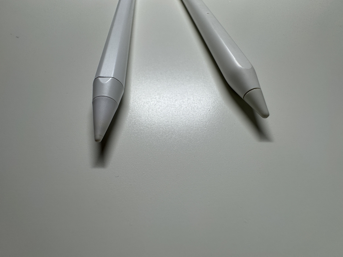 Apple Pencilと互換ペンとのペン先を比較する画像