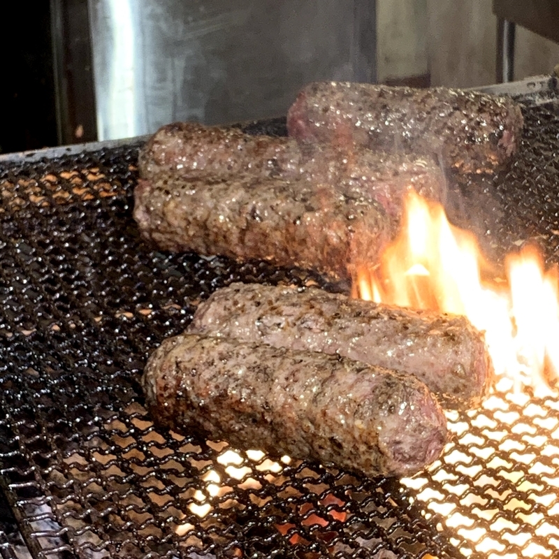 炭火で焼かれるブロンコビリーのハンバーグ