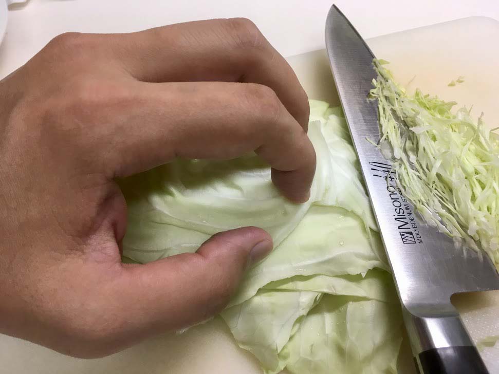 キャベツの千切り!猫の手を怖がったら爪を切った話【料理の基礎特訓編