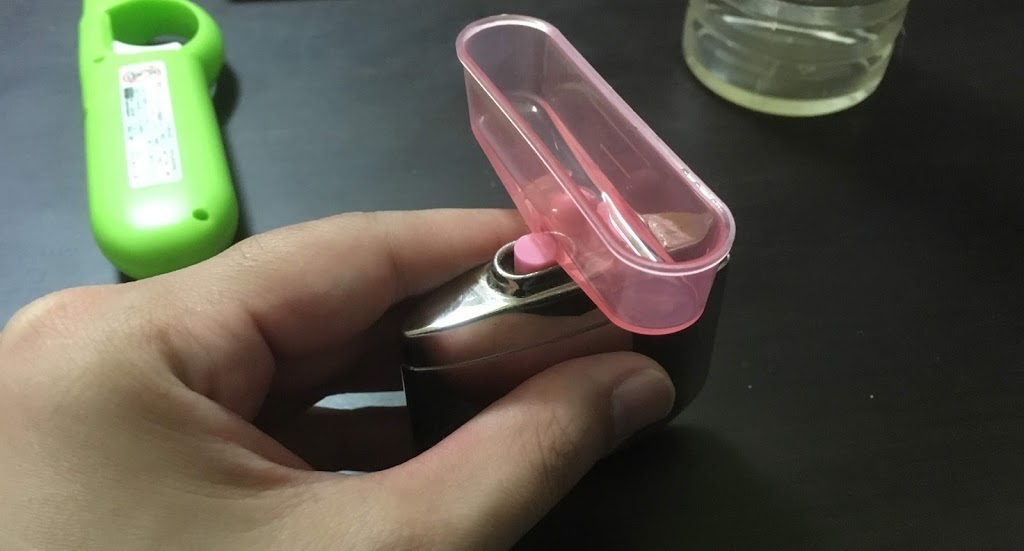 ハクキンカイロにベンジンを投入するシーン