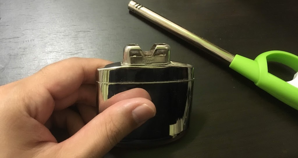 ハクキンカイロの触媒に着火するシーン