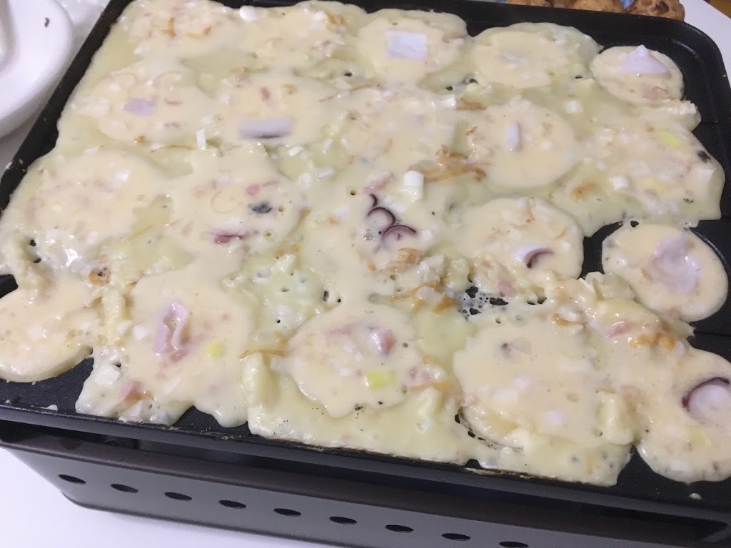 炎たこ たこ焼きの生地を流して焼き始めるシーン