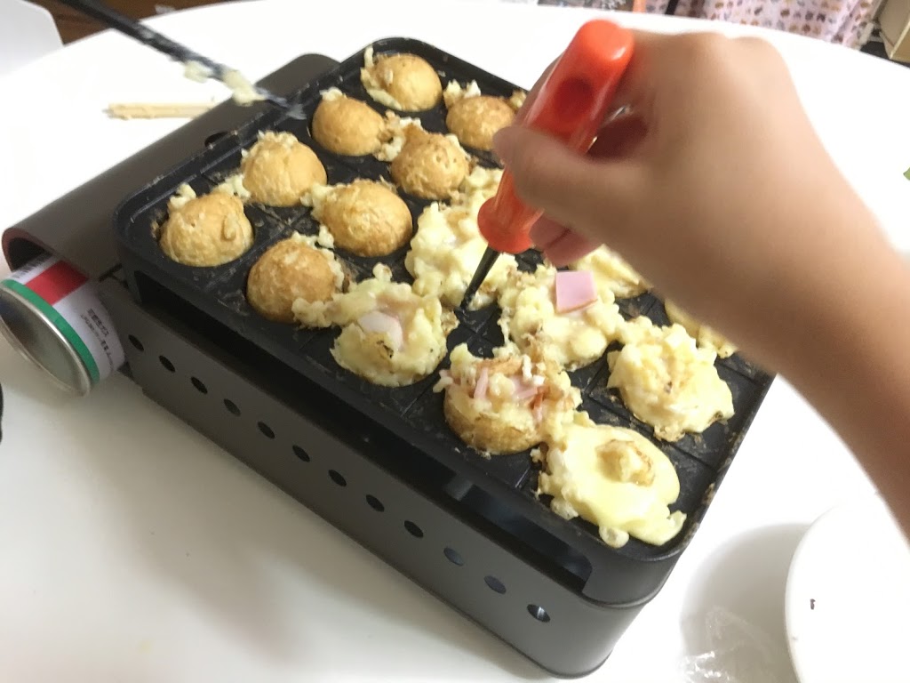 炎たこ たこ焼きを串でひっくり返すシーン